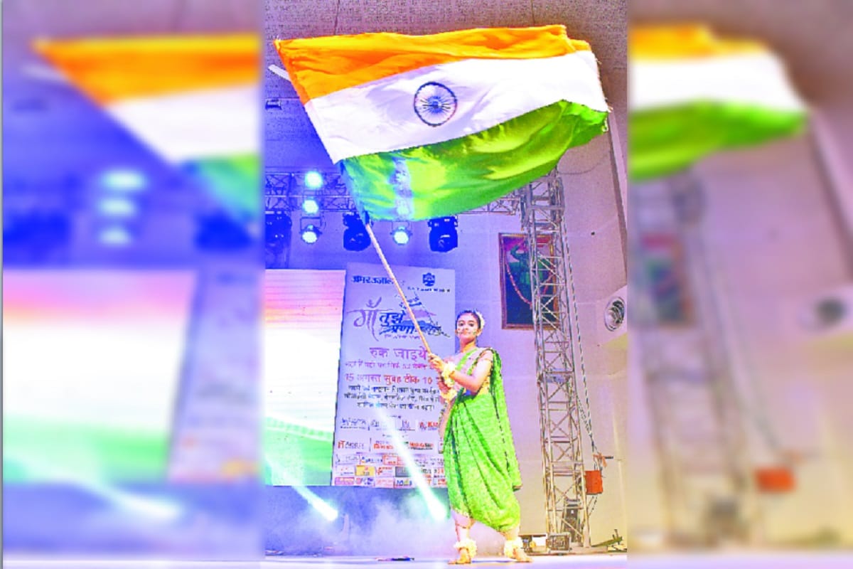 Students are amazing presentations of dance in Maa Tujhe Pranam program of Amar Ujala in Meerut city