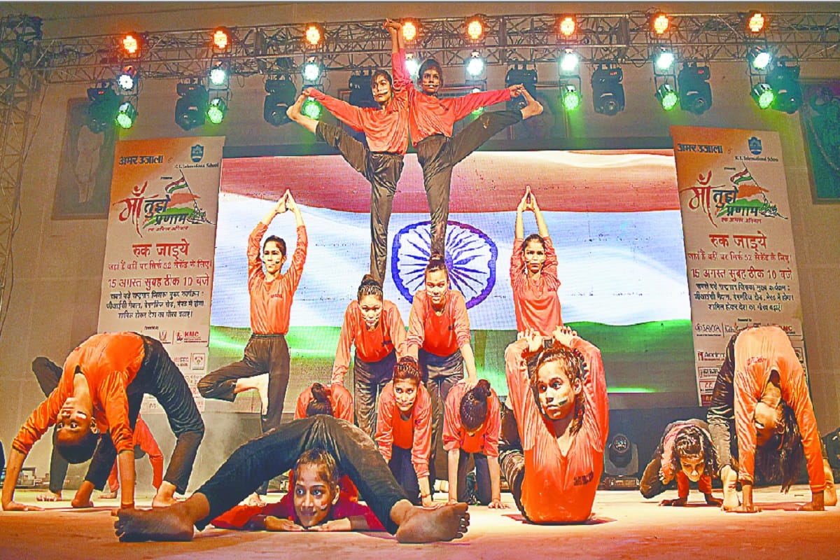 Students are amazing presentations of dance in Maa Tujhe Pranam program of Amar Ujala in Meerut city