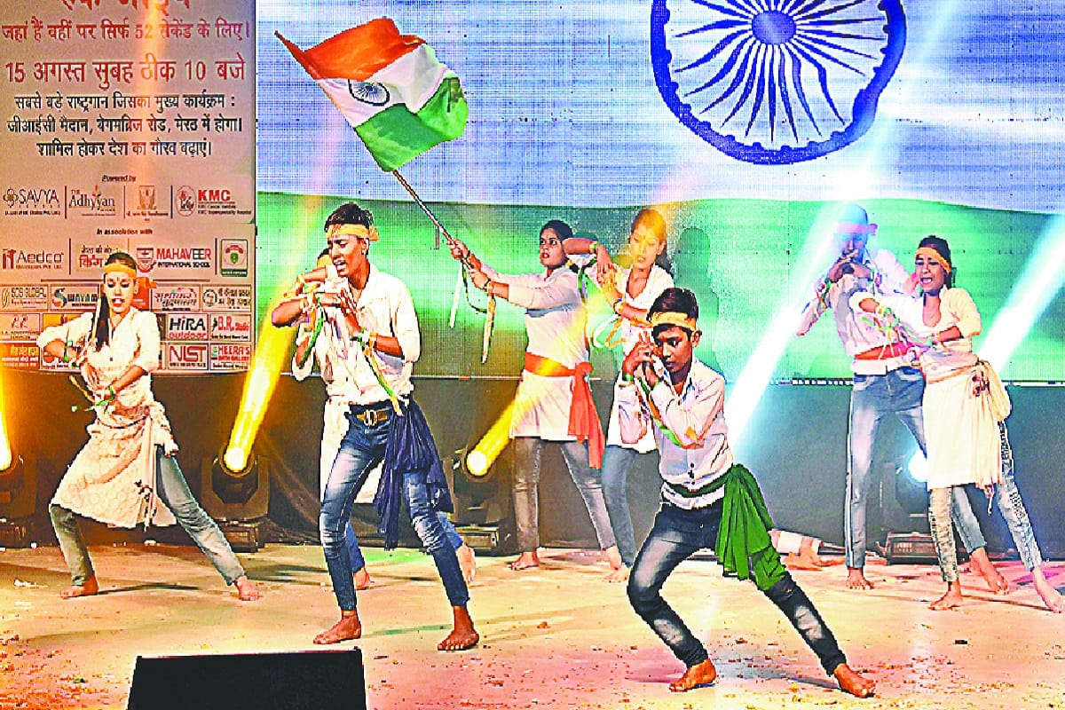 Students are amazing presentations of dance in Maa Tujhe Pranam program of Amar Ujala in Meerut city