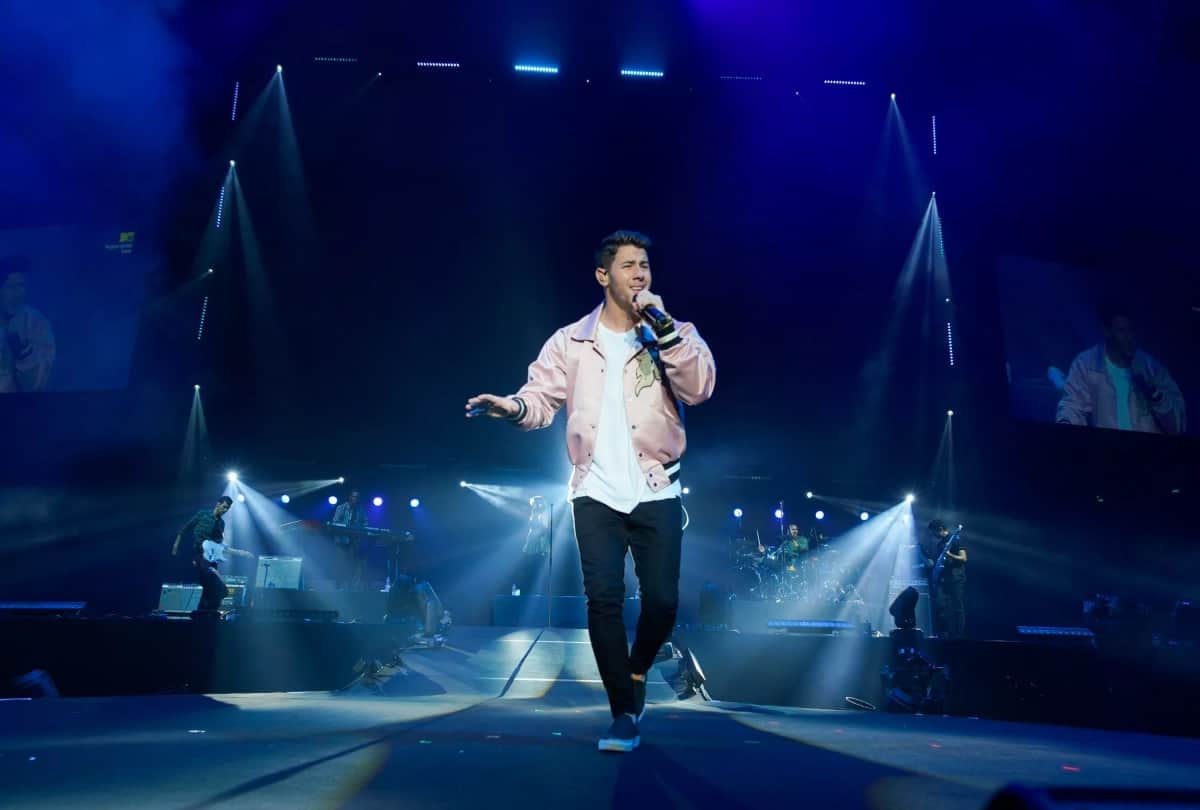 Priyanka Chopra photoshops herself into viral picture of husband Nick Jonas from award function