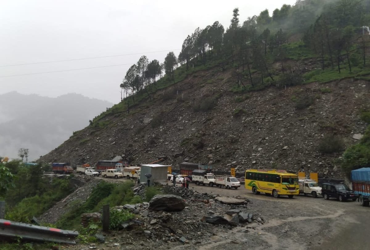 landslides in himachal pradesh three national high ways and 52 other roads closed