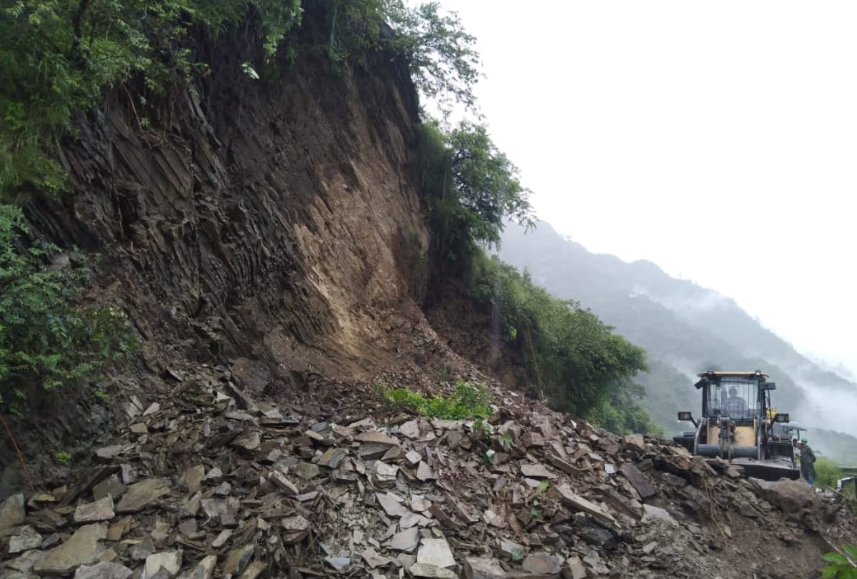 landslides in himachal pradesh three national high ways and 52 other roads closed
