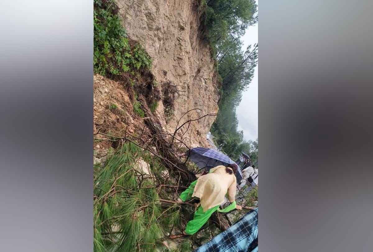 landslides in himachal pradesh three national high ways and 52 other roads closed