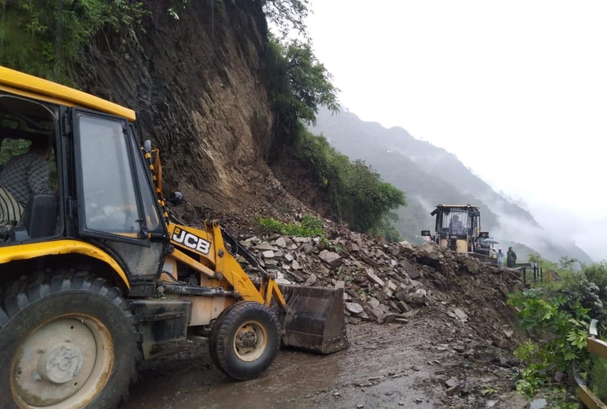 landslides in himachal pradesh three national high ways and 52 other roads closed