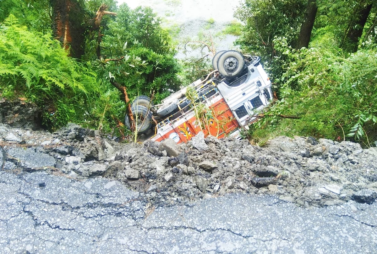 heavy rain in himachal pradesh four vehicles swept away in flood road cave in truck fall into gorge