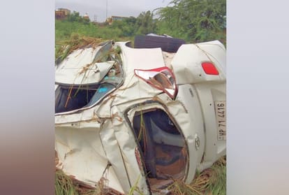 heavy rain in himachal pradesh four vehicles swept away in flood road cave in truck fall into gorge