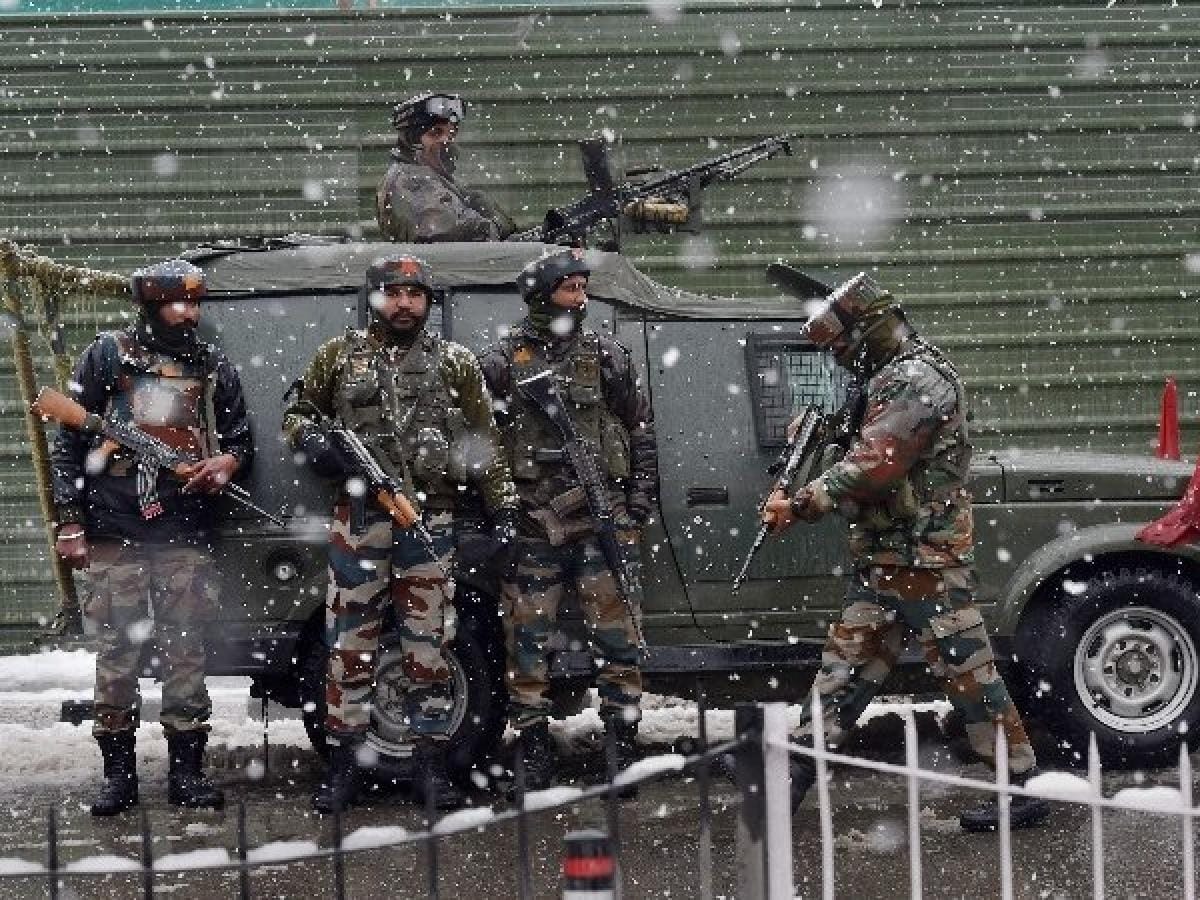 Jammu kashmir News :Encounter breaks out between security forces & terrorists in Naugam area of Srinagar.