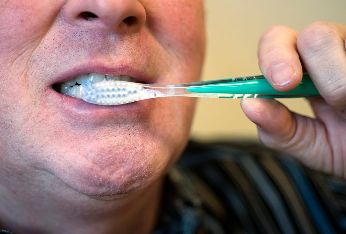 Doctors remove Toothbrush from man stomach that he swallowed 20 years ago in China
