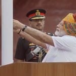 झंडा फहराते प्रधानमंत्री