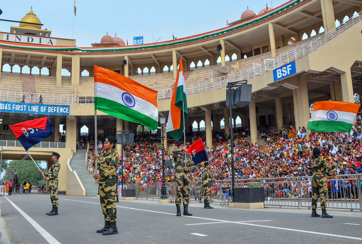तस्वीरें:देशभक्ति में डूबा वाघा-अटारी बॉर्डर, लोगों ने लगाए 'भारत माता की  जय' के नारे - Independence Day: Wagah Border Immersed In Patriotism, People  Chant 'bharat Mata Ki Jai' - Amar ...