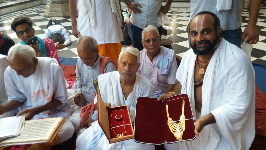 gold for radha and krishna