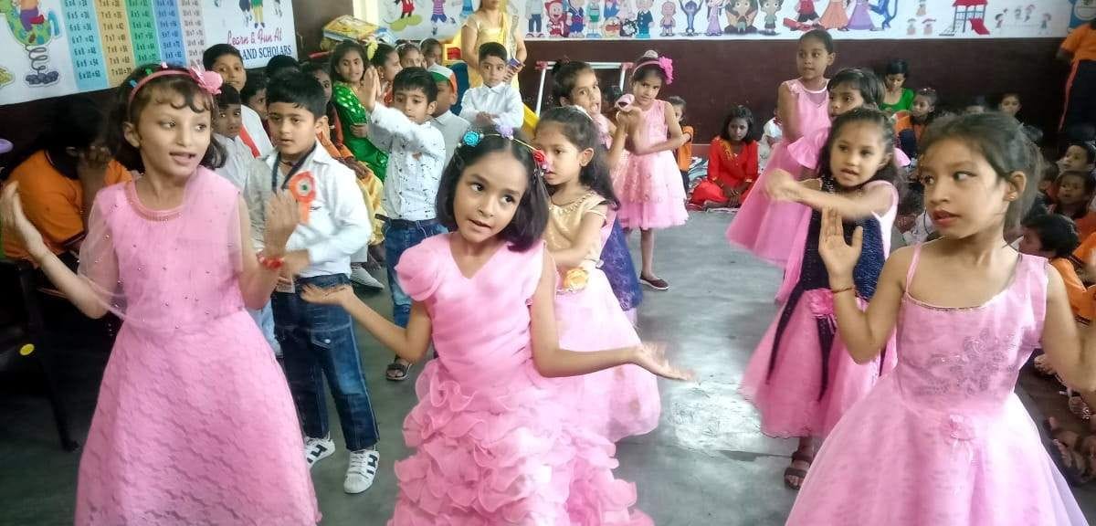 Students show their enthusiasm in fancy dress competition