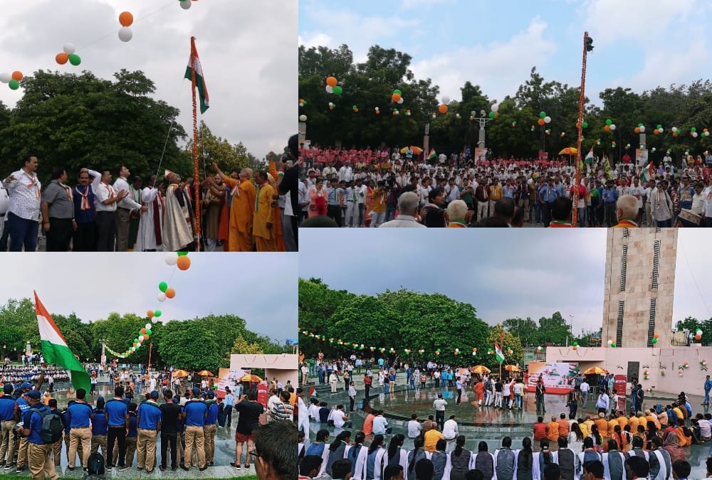 hundreds of lucknow people sing grandest national anthem in amar ujala program