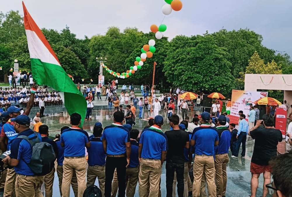 hundreds of lucknow people sing grandest national anthem in amar ujala program