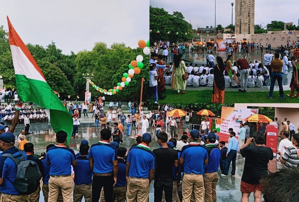 hundreds of lucknow people sing grandest national anthem in amar ujala program