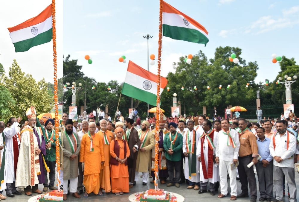 hundreds of lucknow people sing grandest national anthem in amar ujala program