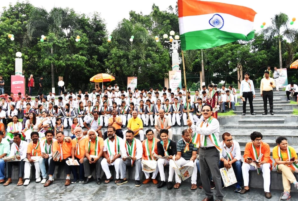 hundreds of lucknow people sing grandest national anthem in amar ujala program