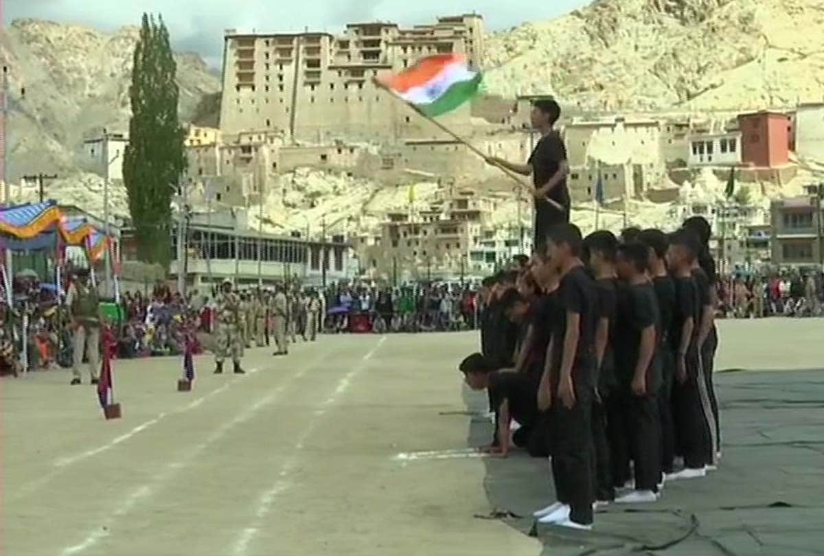 Governor Satya Pal Malik unfurls the national flag at Sher-i-Kashmir stadium Jammu Kashmir