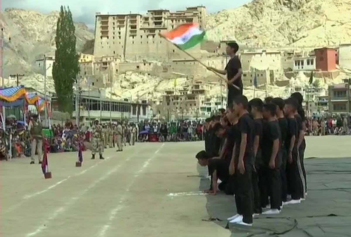 Governor Satya Pal Malik unfurls the national flag at Sher-i-Kashmir stadium Jammu Kashmir