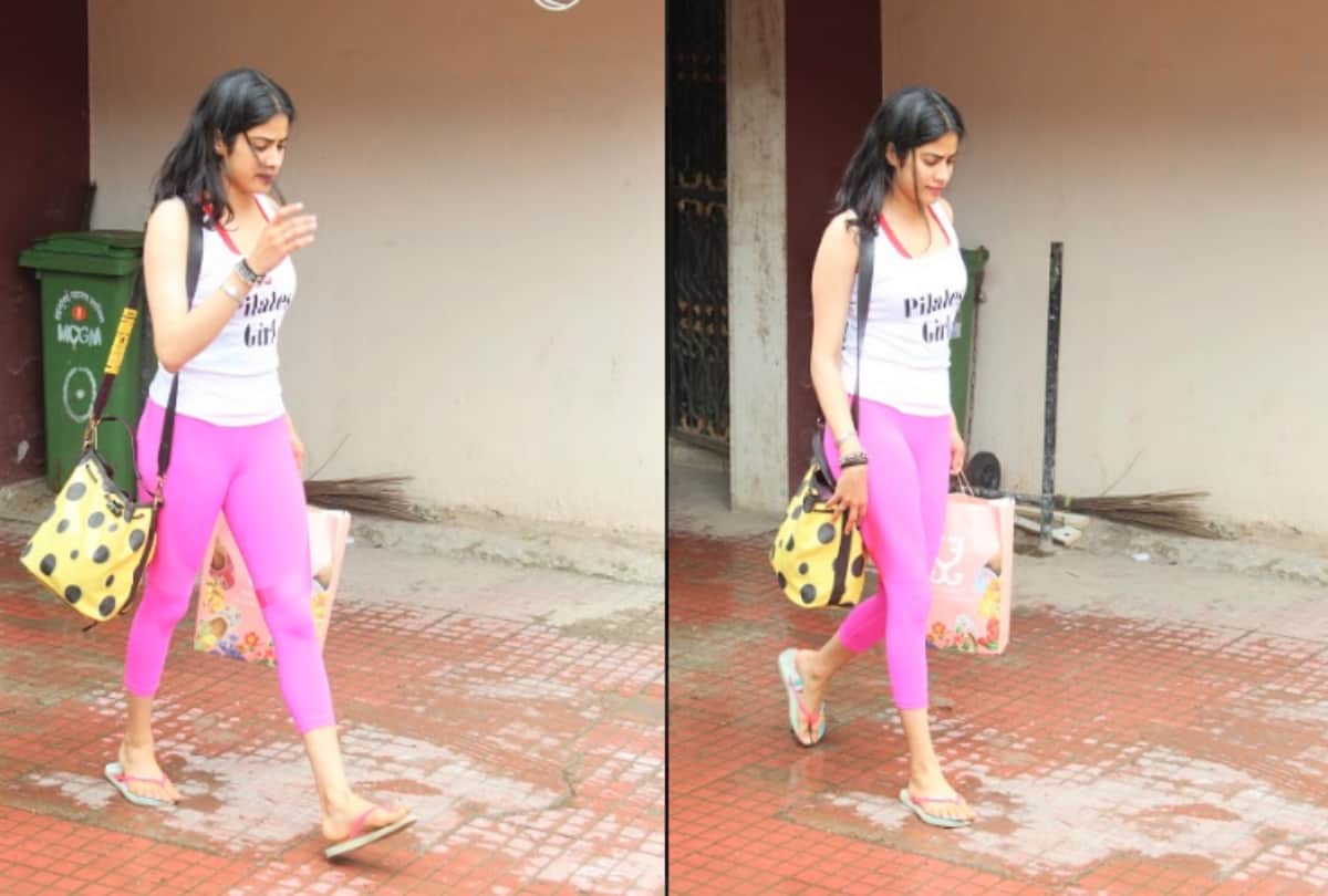 janhvi kapoor balance trick with her fitness trainer Namrata Purohit
