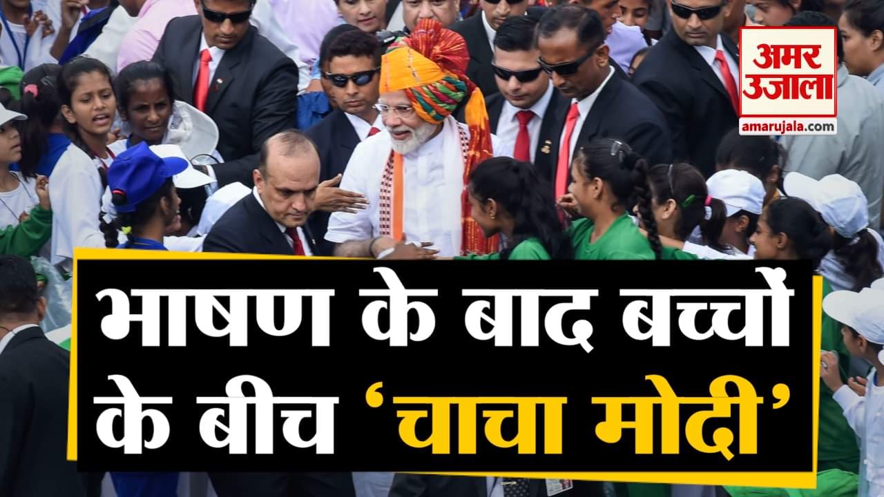 बच्चों से मिले प्रधानमंत्री मोदी