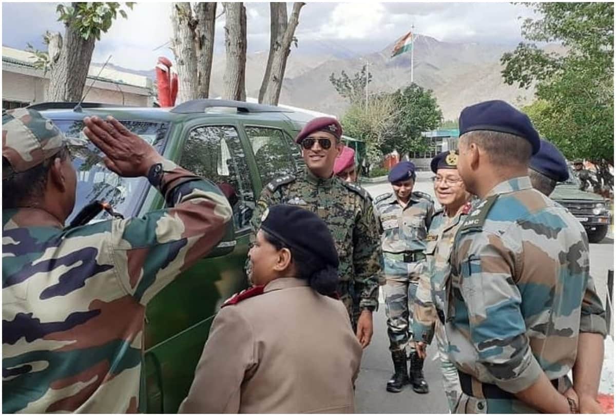 mahendra singh dhoni returned after 15 days army training from kashmir, photos of ms dhoni kashmir