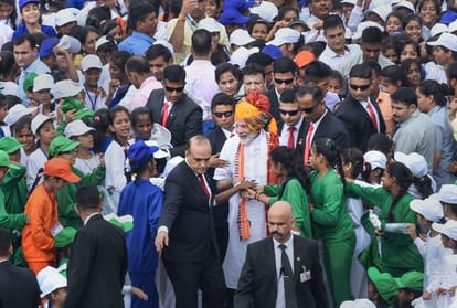 पीएम मोदी बच्चों के बीच