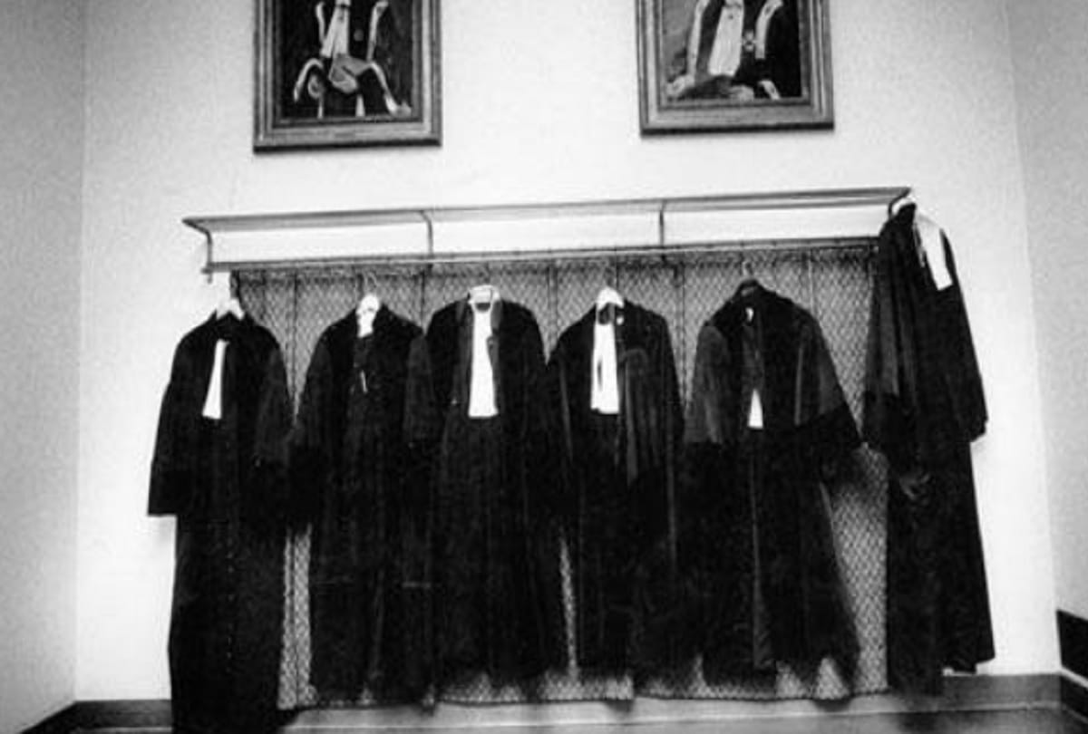 know why do lawyers wear black coat