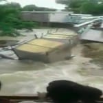 नहर का जल स्तर बढ़ने से दुकानें गिरीं