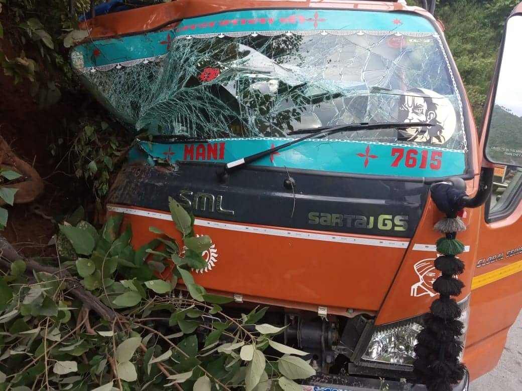 truck hit the hill in satpuli uttarakhand, 16 injured