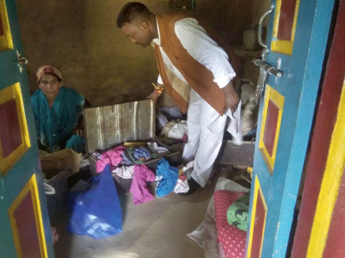 Three weighed gold jewelery stolen in Baina village