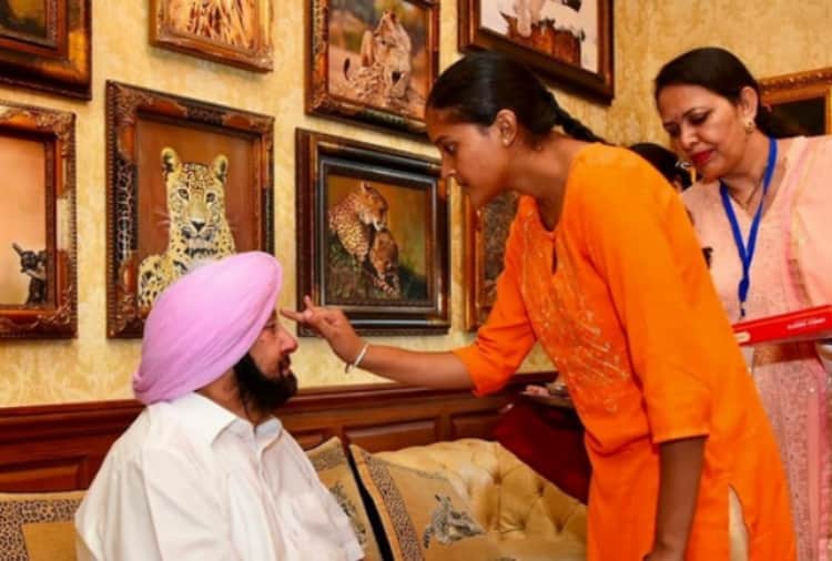 Punjab CM Captain Amrinder Singh Celebrates Rakshabandhan with Shaheed Soldiers Daughters