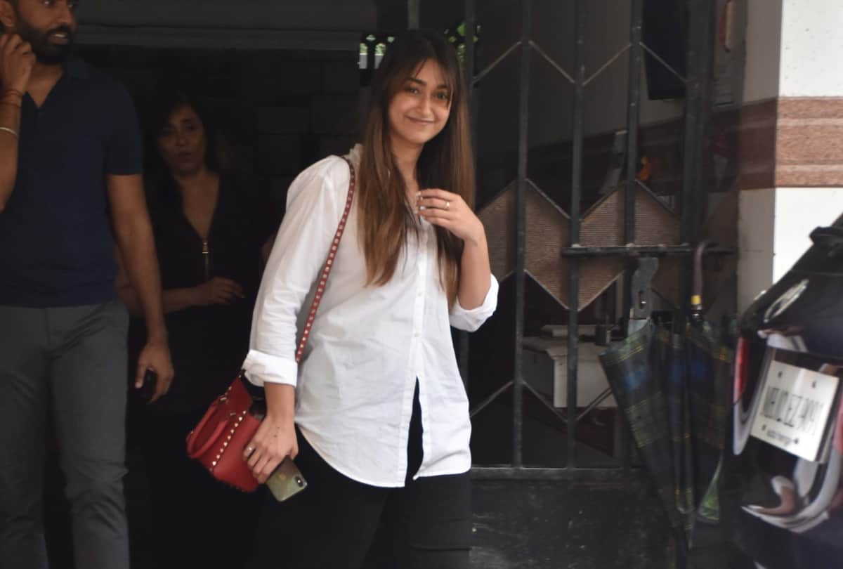 sunny leone to janhvi kapoor spotted in different places