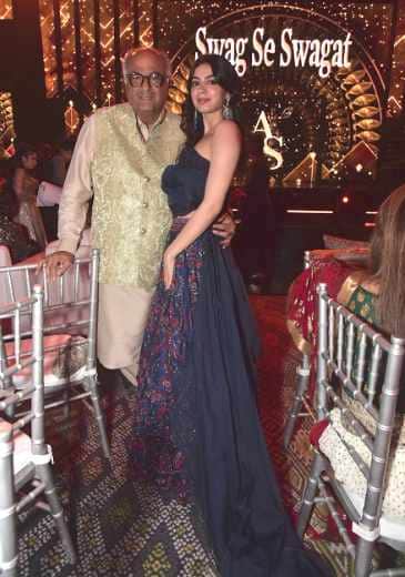 khushi kapoor shanaya kapoor attend rakhee punjabi son wedding with boney kapoor