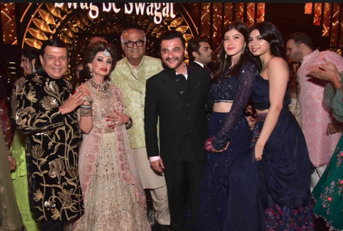 khushi kapoor shanaya kapoor attend rakhee punjabi son wedding with boney kapoor