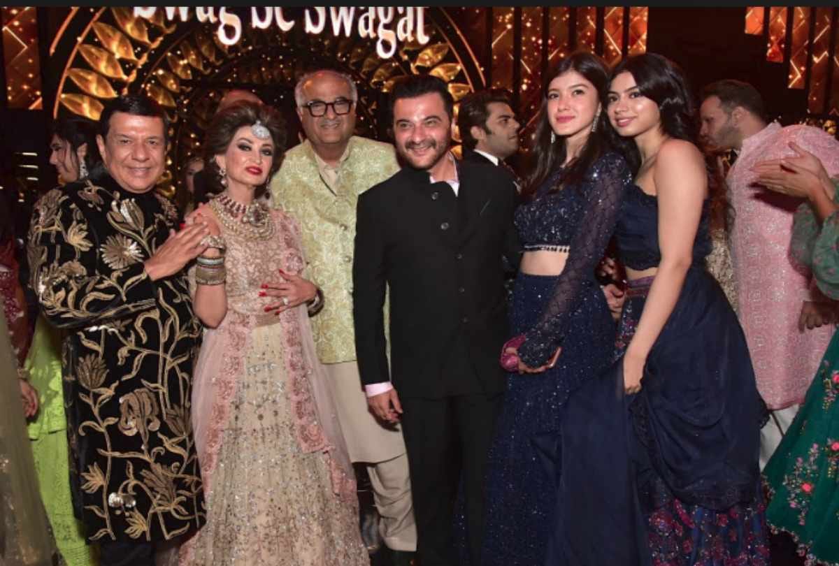 khushi kapoor shanaya kapoor attend rakhee punjabi son wedding with boney kapoor