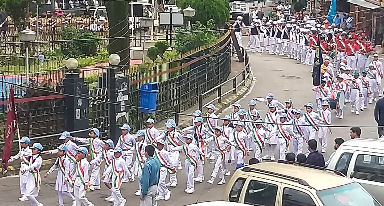 Salute with pride, waved the tricolor with pride