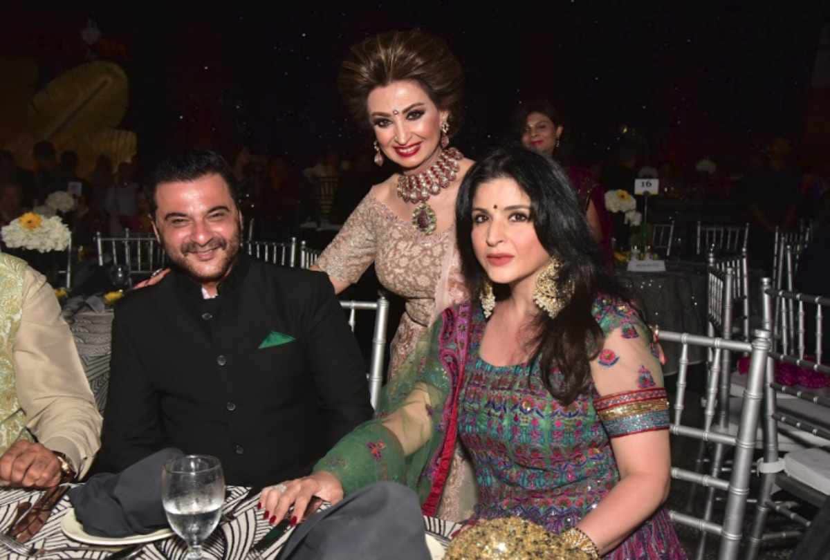 khushi kapoor shanaya kapoor attend rakhee punjabi son wedding with boney kapoor