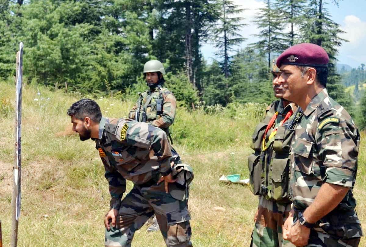 MS Dhoni spent time with soldiers at Indian army, see dhoni's special pictures