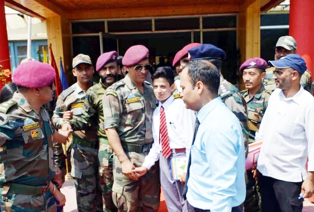 MS Dhoni spent time with soldiers at Indian army, see dhoni's special pictures