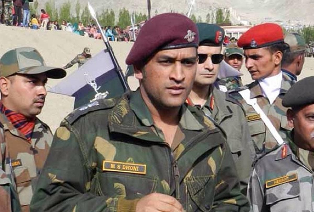 MS Dhoni spent time with soldiers at Indian army, see dhoni's special pictures