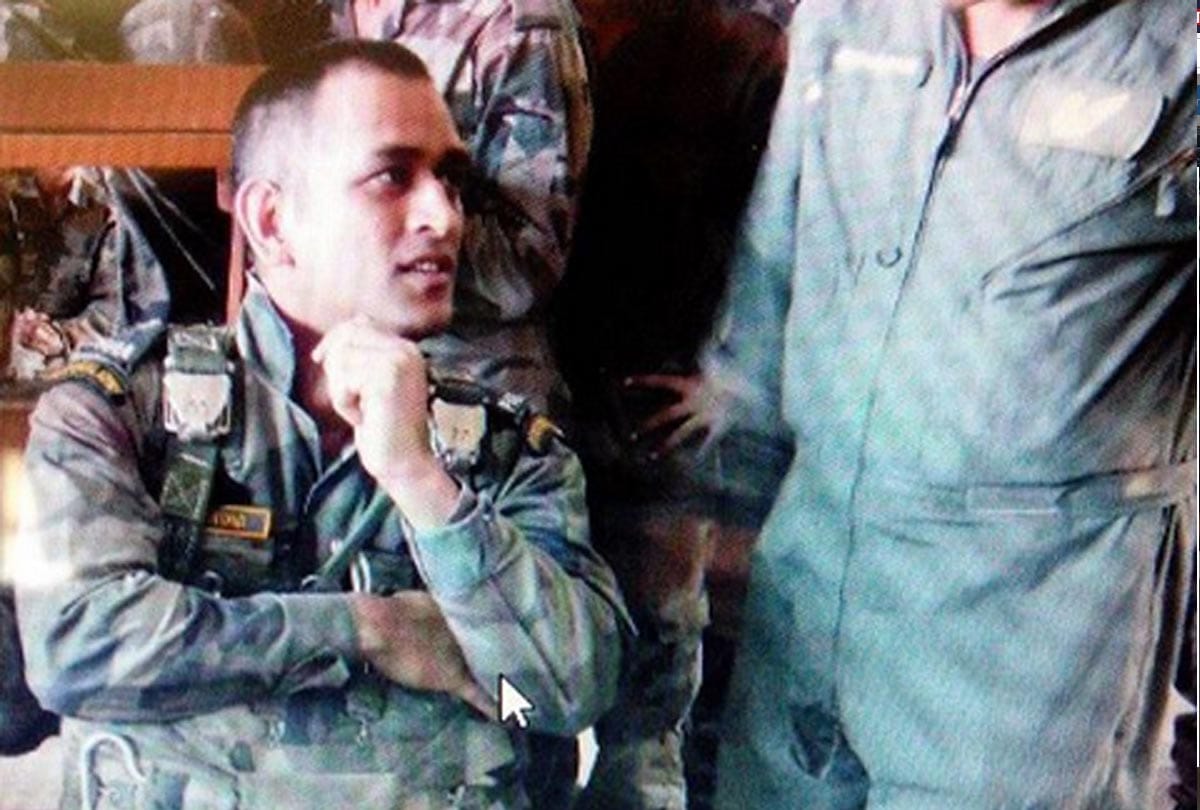 MS Dhoni spent time with soldiers at Indian army, see dhoni's special pictures