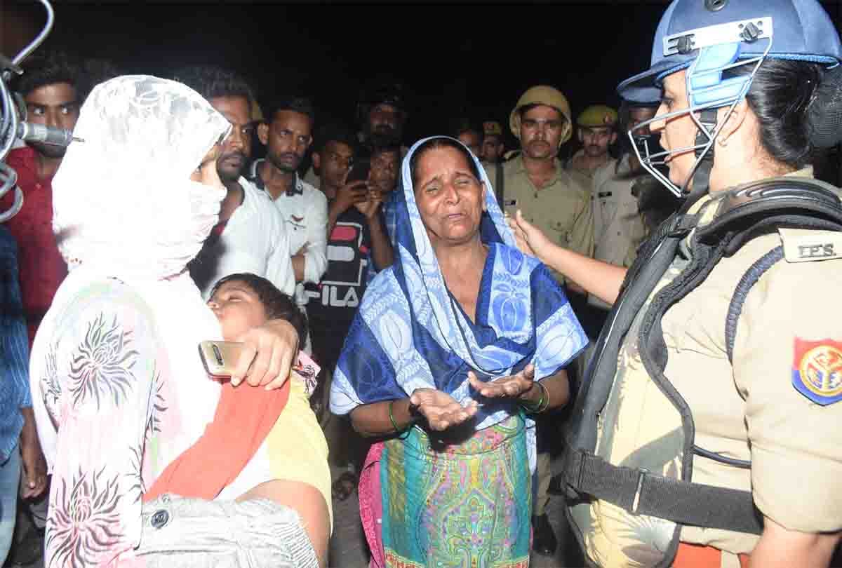 20 year old boy died in kanpur police custody, family stone pelting on police