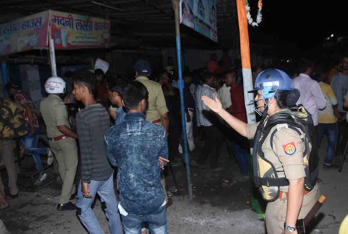 20 year old boy died in kanpur police custody, family stone pelting on police