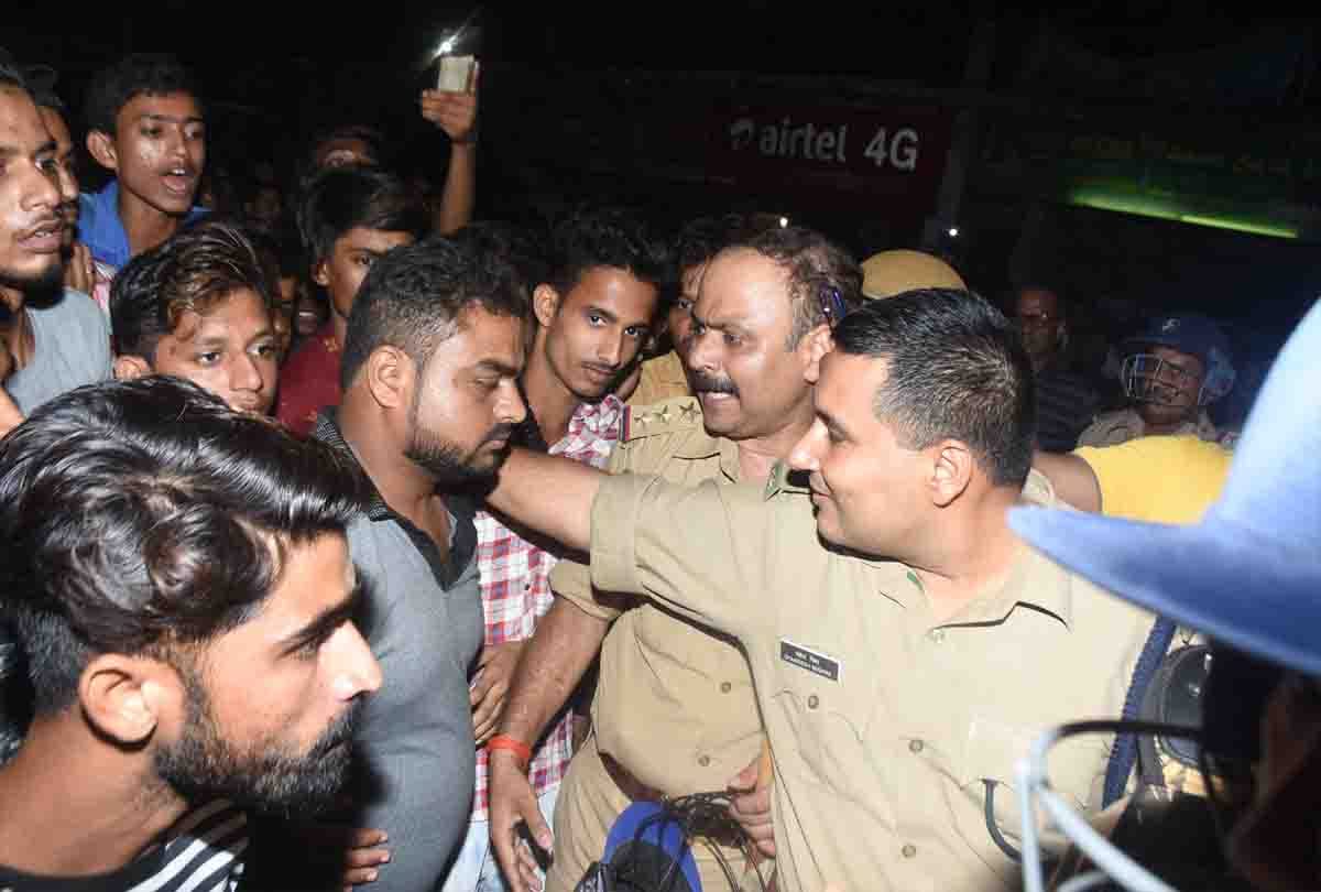 20 year old boy died in kanpur police custody, family stone pelting on police