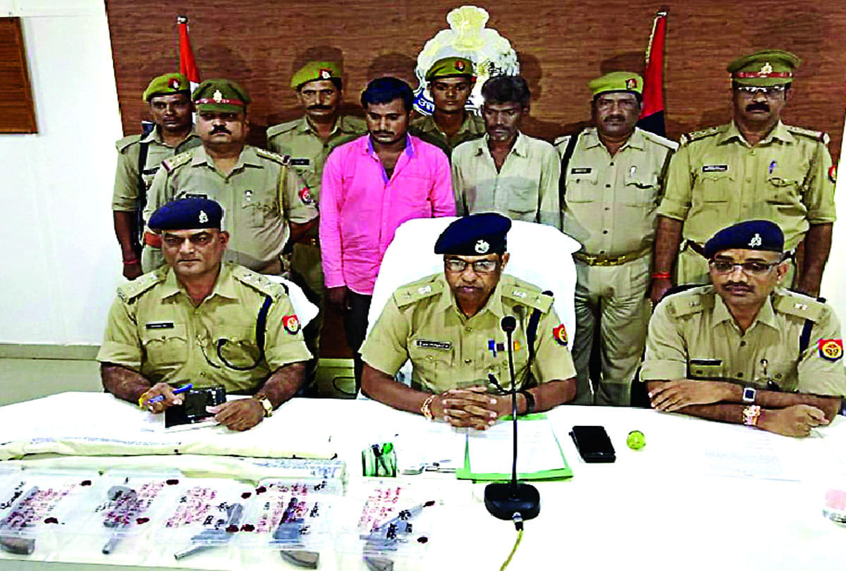 mahoba Police caught illegal factory running in the farm