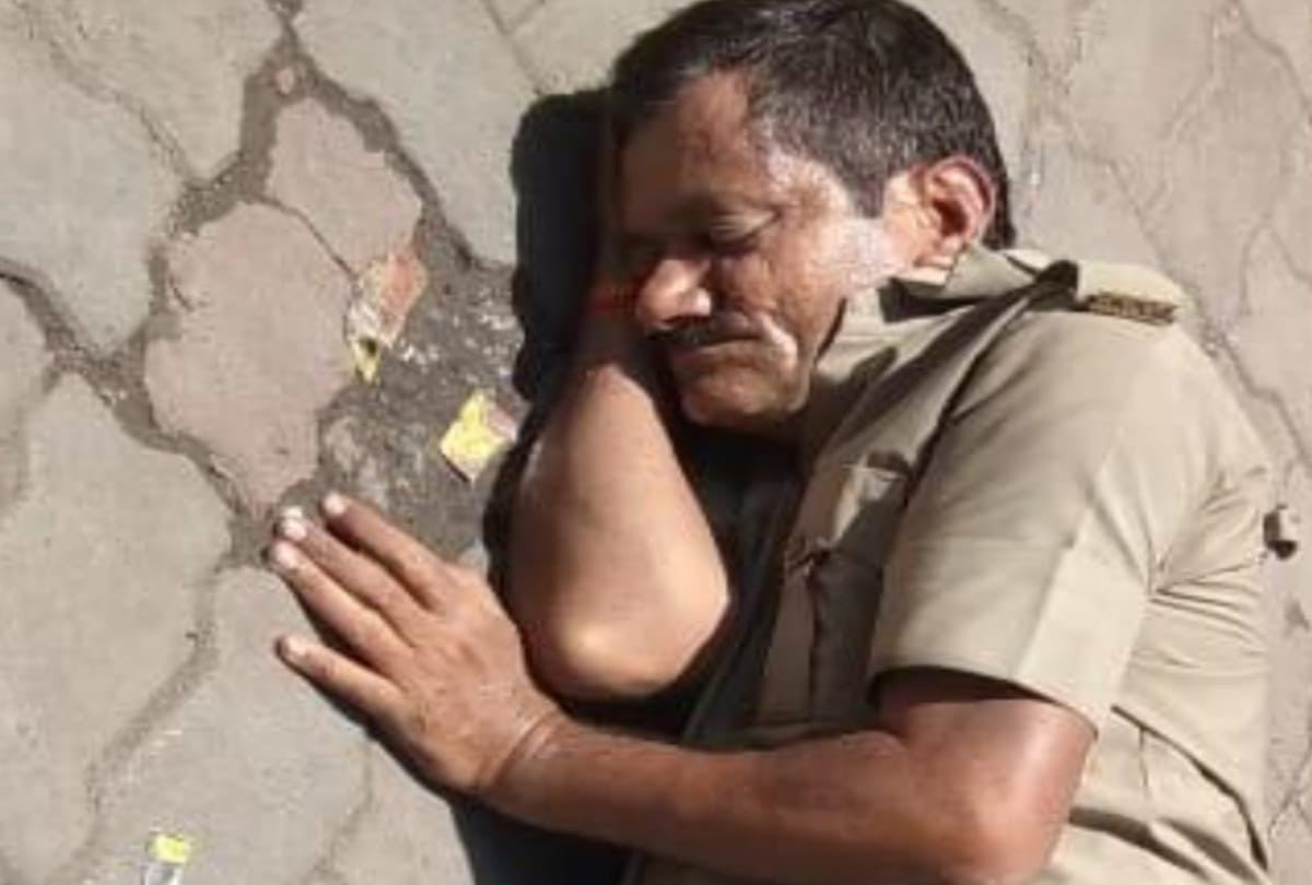 drunk policeman seen near liquor shop in lucknow