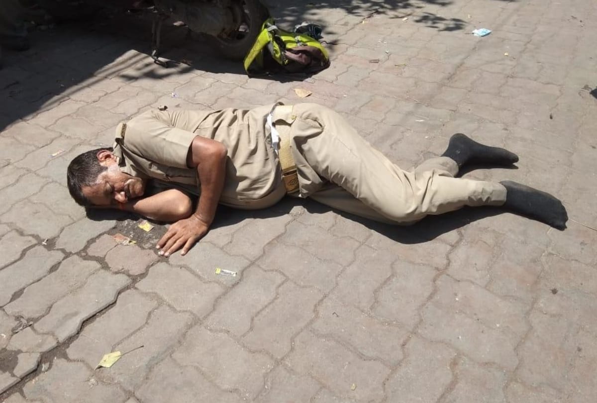 drunk policeman seen near liquor shop in lucknow