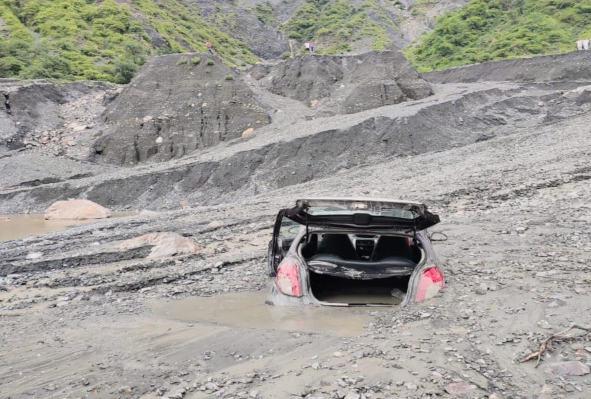 Car swept away due to sudden debris in the ravine in sirmour