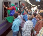 शामली  में रक्षा बंधन पर रेलवे स्टेशन पर रेल पर चढने के लिये यात्रियो की लगी भीड